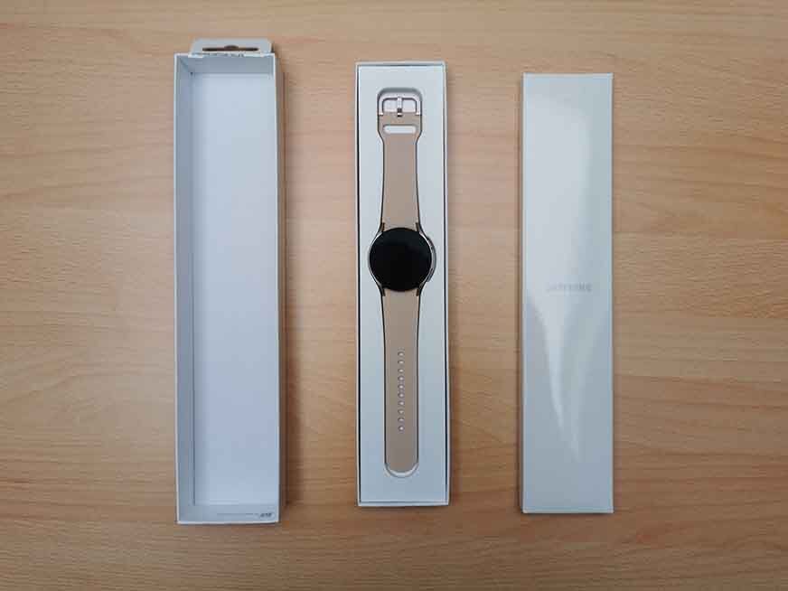 Вы можете увидеть открытую упаковку с часами Samsung Galaxy Watch 4. 